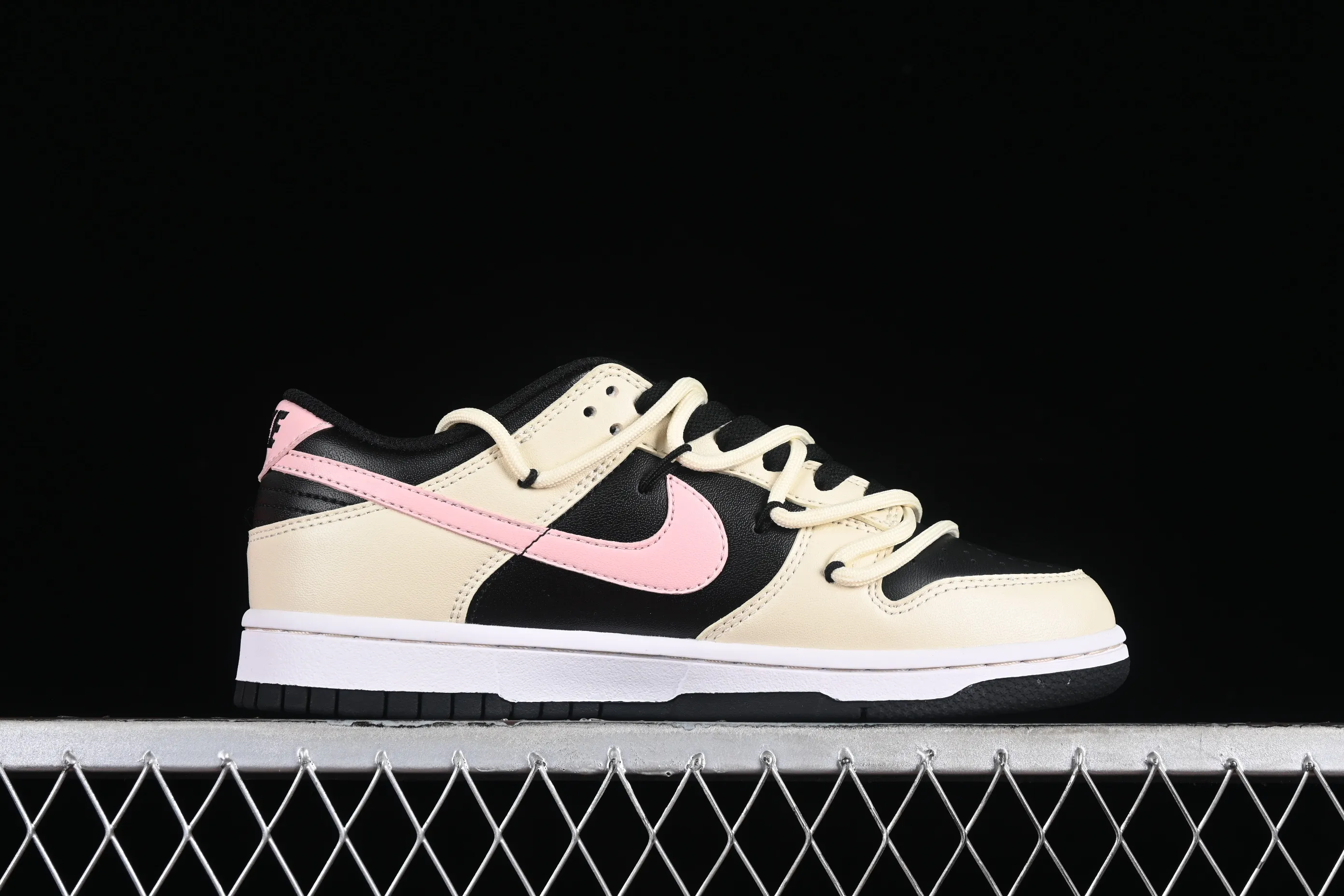 All Categories Nk SB Dunk Series Nk SB Dunk Low Low-top sneakers Nk Dunk Low Steam Puppet-Smoky Rose Black and pink simple SB strap low-top casual sneakers FD1232-001